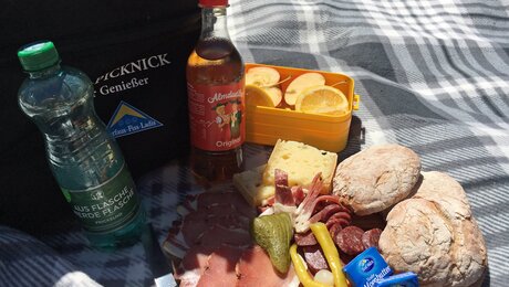 Der Rucksack mit dem Almpicknick in Serfaus-Fiss-Ladis in Österreich | © Serfaus-Fiss-Ladis