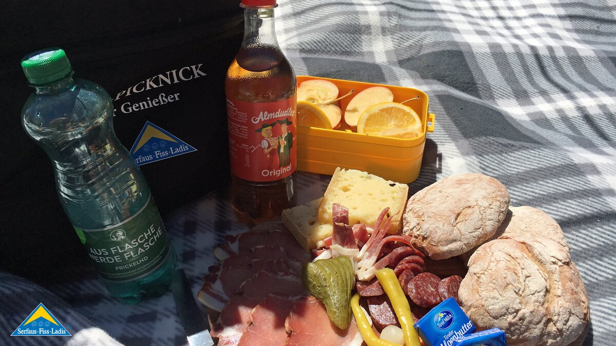Der Rucksack mit dem Almpicknick in Serfaus-Fiss-Ladis in Österreich | © Serfaus-Fiss-Ladis