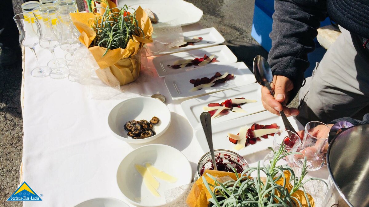 Der erste Genuss-Stopp bei der Schmankerl-Wanderung in Serfaus Fiss Ladis in Österreich | © Serfaus-Fiss-Ladis