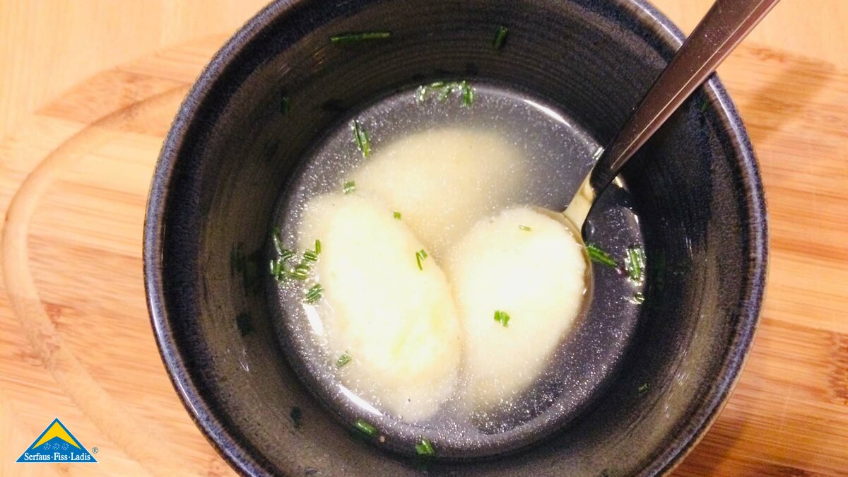 Eine Grießnockerlsuppe aus heimischen Zutaten gekocht in Serfaus Fiss Ladis in Tirol | © Serfaus-Fiss-Ladis