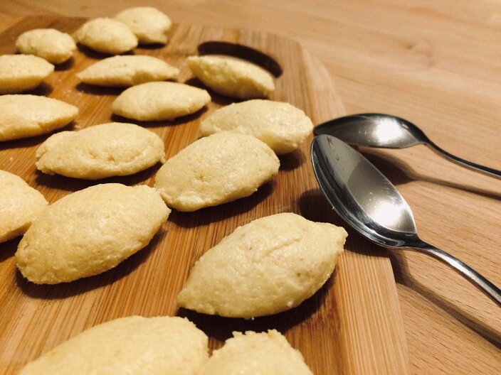 Grießnockerln in Form bringen | Kochen in Serfaus Fiss Ladis in Tirol | © Serfaus-Fiss-Ladis