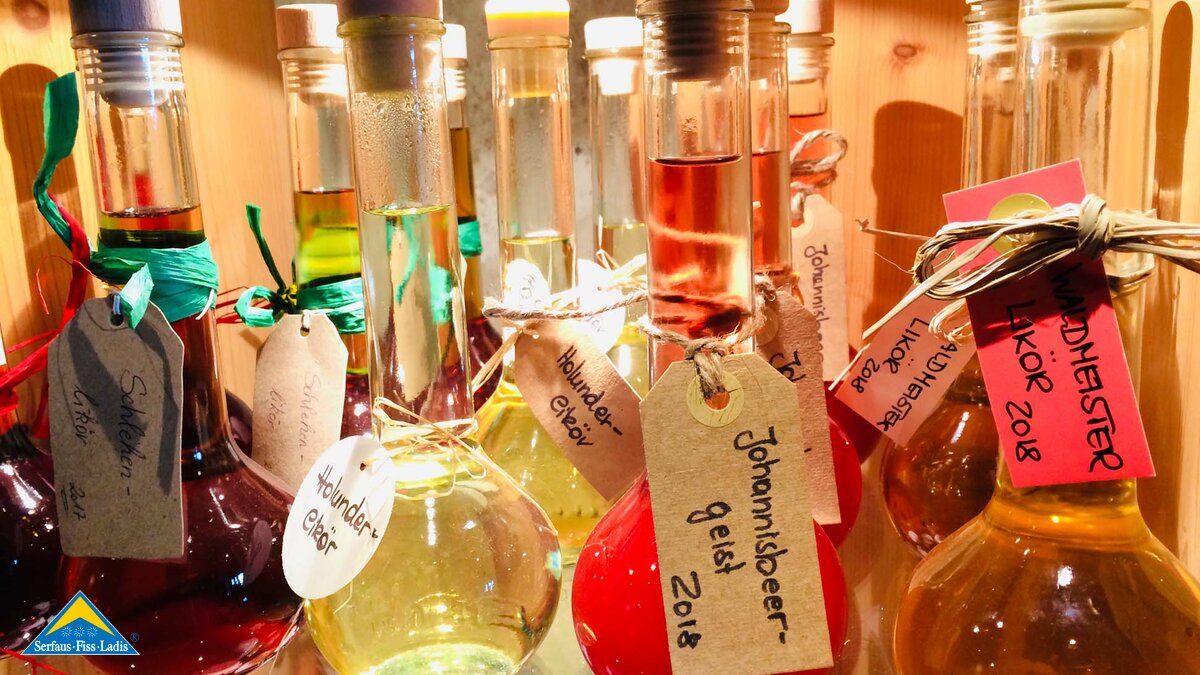 Hausgemachte Schnäpse und Liköre gab es beim Bauernmarkt im Museum in Fiss zu kaufen | © Serfaus-Fiss-Ladis