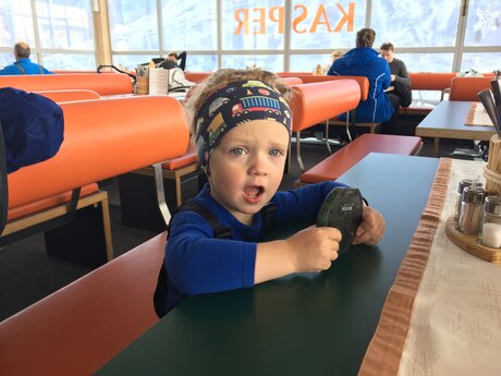 Im Restaurant Suppenkasper in Serfaus kann man am Platz auf das Essen warten | © Serfaus-Fiss-Ladis