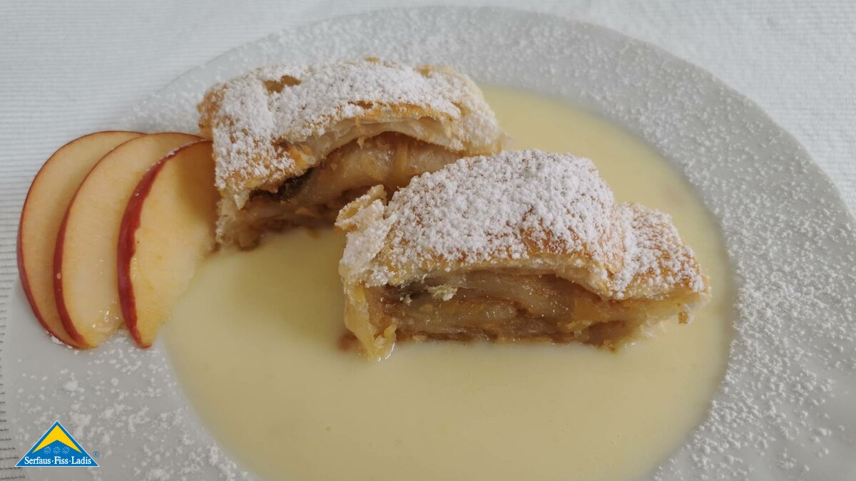Apfelstrudel mit Vanillesauce aus Serfaus-Fiss-Ladis in Tirol Österreich | © Serfaus-Fiss-Ladis