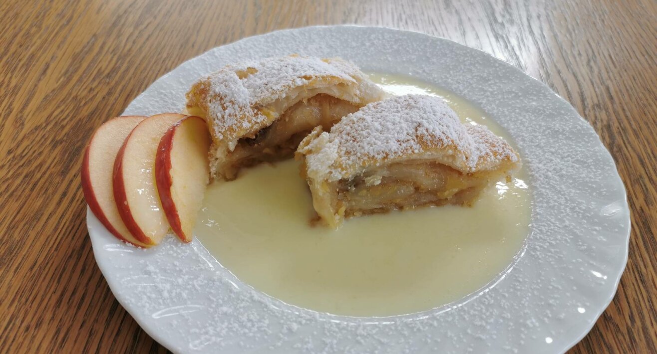 Apfelstrudel mit Vanillesauce aus Serfaus-Fiss-Ladis in Tirol Österreich | © Serfaus-Fiss-Ladis