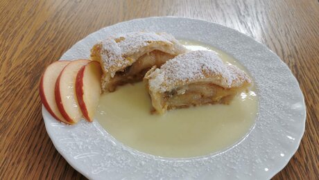 Apfelstrudel mit Vanillesauce aus Serfaus-Fiss-Ladis in Tirol Österreich | © Serfaus-Fiss-Ladis