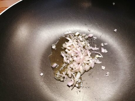 Für das Tiroler Gröstl aus Serfaus-Fiss-Ladis muss eine Zwiebel gewürfelt und in die heiße Pfanne gegeben werden | © Serfaus-Fiss-Ladis