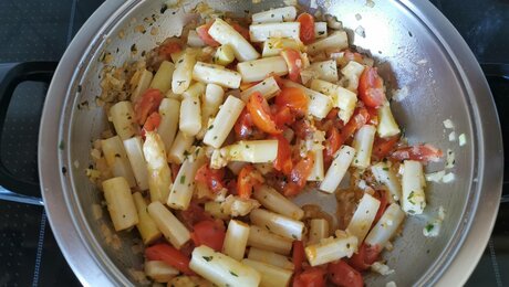 Zubereitung der Spargelquiche aus Serfaus Fiss Ladis Tirol Österreich | © Serfaus-Fiss-Ladis