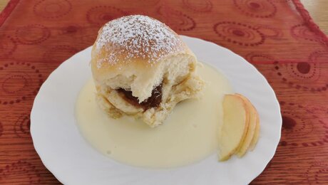 Buchteln mit Vanillesauce aus Serfaus Fiss Ladis Tirol Österreich | © Serfaus-Fiss-Ladis