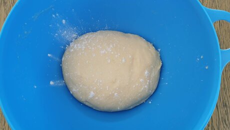 Teig für die Buchteln aus Serfaus Fiss Ladis Tirol Österreich | © Serfaus-Fiss-Ladis