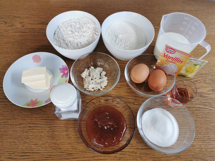 Zutaten für die Buchteln aus Serfaus Fiss Ladis Tirol Österreich | © Serfaus-Fiss-Ladis