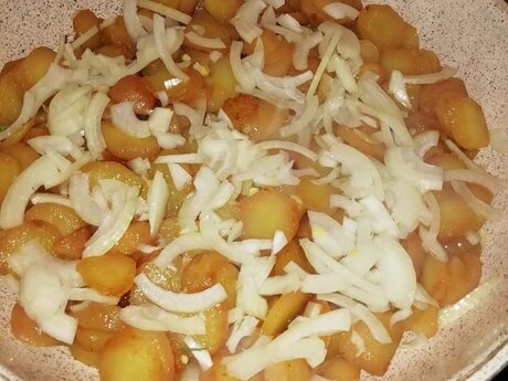 Frühlingsgröstl mit Lachs und Limonisauce von Küchenchef Mike aus Serfaus-Fiss-Ladis in Tirol Österreich | © Serfaus-Fiss-Ladis