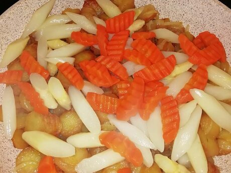 Frühlingsgröstl mit Lachs und Limonisauce von Küchenchef Mike vom Restaurant Leithe Wirt aus Serfaus-Fiss-Ladis in Tirol Österreich | © Serfaus-Fiss-Ladis