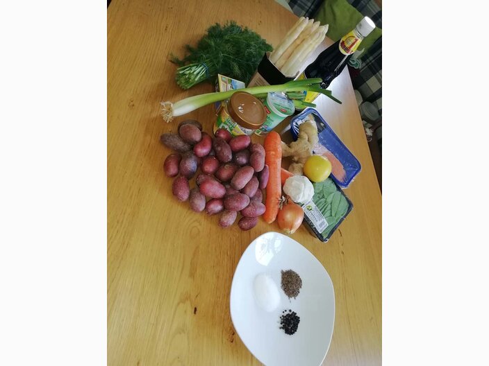 Mike ist Koch in der Familienregion Serfaus-Fiss-Ladis und kocht ein asiatisches Frühlingsgröstl | © Serfaus-Fiss-Ladis