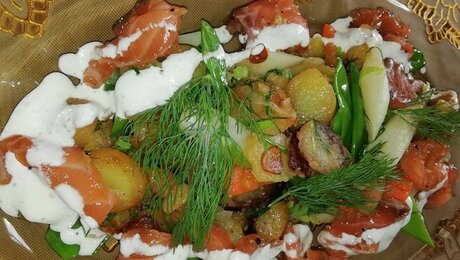 Frühlingsgröstl mit Lachs und Limonisauce von Küchenchef Mike vom Restaurant Leithe Wirt aus Serfaus-Fiss-Ladis in Tirol Österreich | © Serfaus-Fiss-Ladis