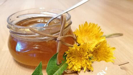 Rezept für Löwenzahnsirup aus der Familienregion Serfaus-Fiss-Ladis in Tirol in Österreich | © Serfaus-Fiss-Ladis