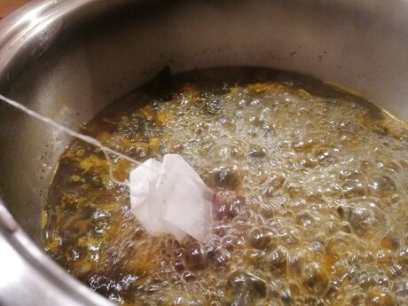 Der Löwenzahnsirup mit Hagebutte und Himmelschlüsselblumen aus der Familienregion Serfaus-Fiss-Ladis in Tirol ist leicht herzustellen | © Serfaus-Fiss-Ladis