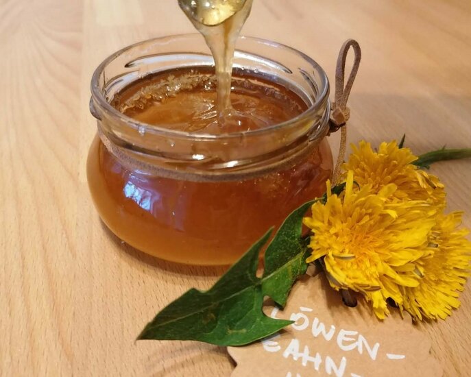 Rezept für Löwenzahnsirup aus der Familienregion Serfaus-Fiss-Ladis in Tirol Österreich | © Serfaus-Fiss-Ladis