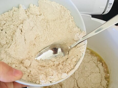 Zubereitung eines Germteiges für Dinkel Roggen Brötchen aus Serfaus-Fiss-Ladis in Tirol  | © Serfaus-Fiss-Ladis 