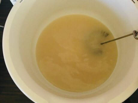 Germ auflösen für den Germteig für Dinkel-Roggen-Brötchen aus Serfaus-Fiss-Ladis in Tirol | © Serfaus-Fiss-Ladis 