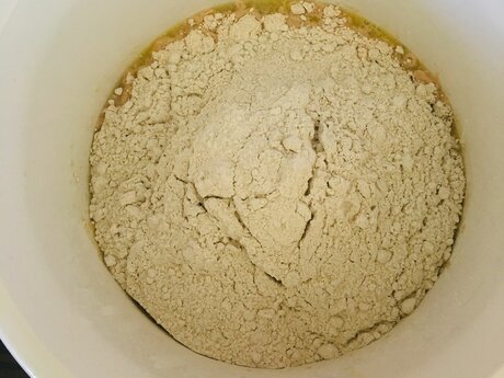 Für die Dinkel-Roggen-Brötchen aus Serfaus-Fiss-Ladis wird ein Germteig hergestellt | © Serfaus-Fiss-Ladis 