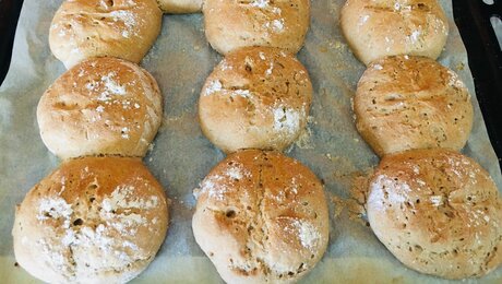Fertig gebackene Dinkel-Roggen-Brötchen aus Serfaus-Fiss-Ladis in Tirol  | © Serfaus-Fiss-Ladis 