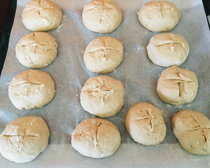 Die Dinkel Roggen Brötchen aus Serfaus-Fiss-Ladis werden zum backen vorbereitet | © Serfaus-Fiss-Ladis