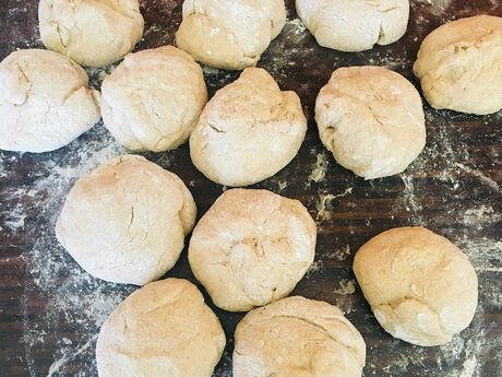 Für die Dinkel Roggen Brötchen aus Serfaus-Fiss-Ladis in Tirol werden zunächst gleich große Kugeln geformt | © Serfaus-Fiss-Ladis