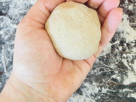 Die Dinkel-Roggen-Brötchen aus Serfaus-Fiss-Ladis in Tirol werden geformt | © Serfaus-Fiss-Ladis