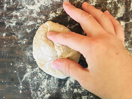 Die Brötchen aus Serfaus-Fiss-Ladis in Tirol müssen zunächst geformt werden  | © Serfaus-Fiss-Ladis