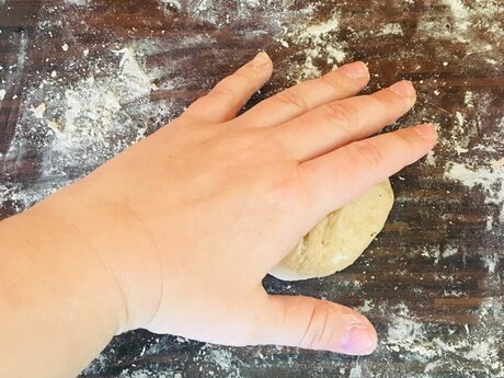 Die Dinkel Roggen Brötchen aus Serfaus-Fiss-Ladis in Tirol werden zunächst geformt  | © Serfaus-Fiss-Ladis