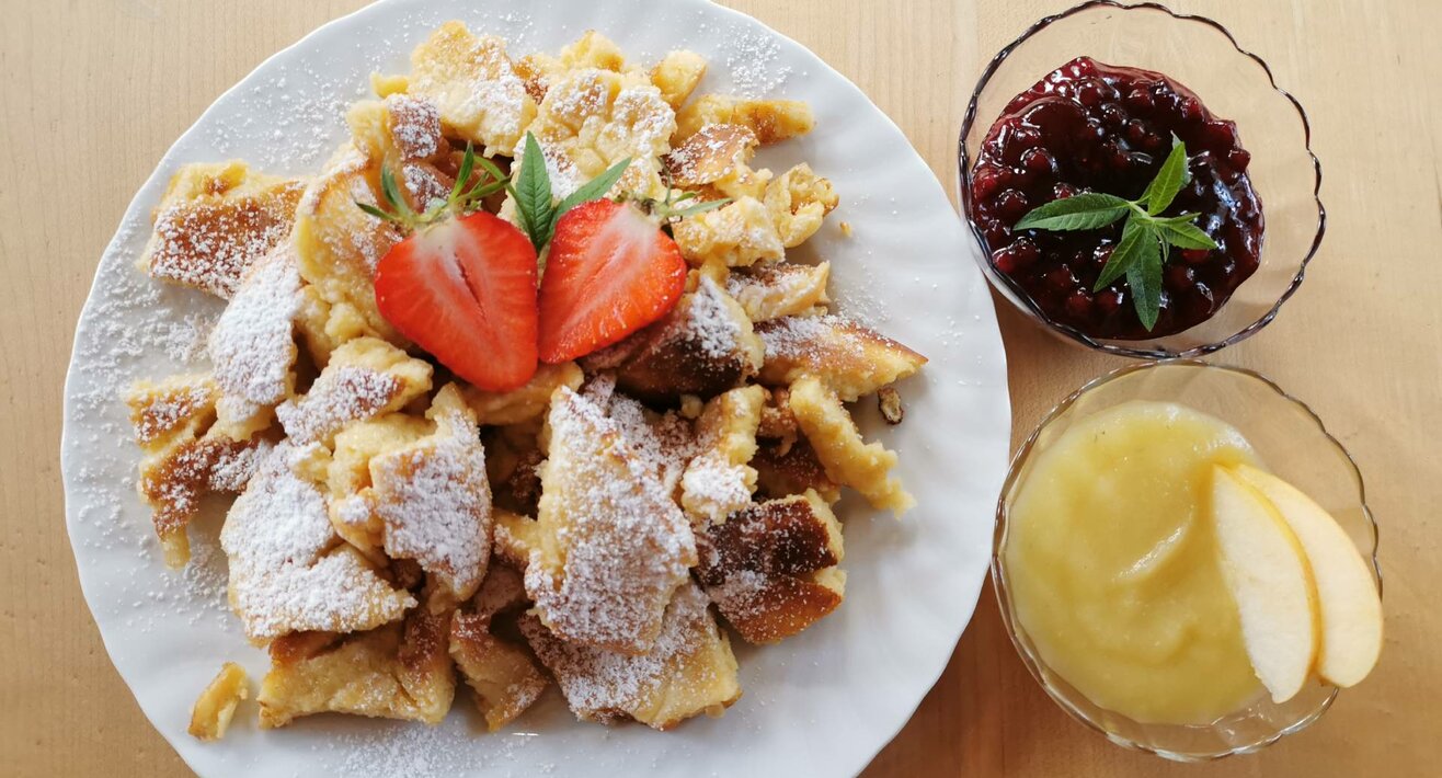 Kaiserschmarren mit Apfelmus aus Serfaus-Fiss-Ladis in Tirol Österreich | © Serfaus-Fiss-Ladis