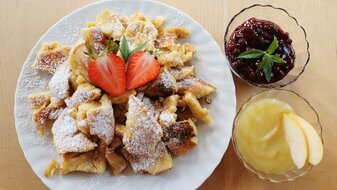 Kaiserschmarren mit Apfelmus aus Serfaus-Fiss-Ladis in Tirol Österreich | © Serfaus-Fiss-Ladis
