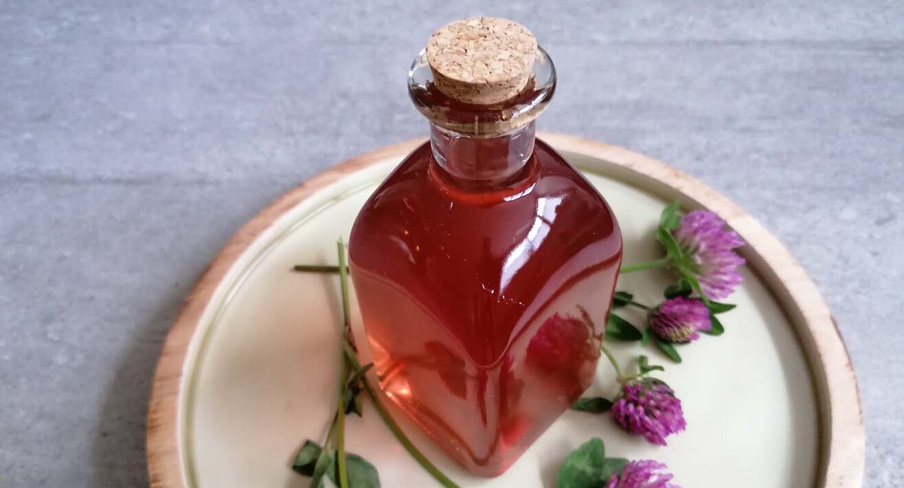 Das Rezept zum Rotkleesirup aus der Familienregion Serfaus-Fiss-Ladis in Tirol  ist einfach und schmeckt allen | © Serfaus-Fiss-Ladis