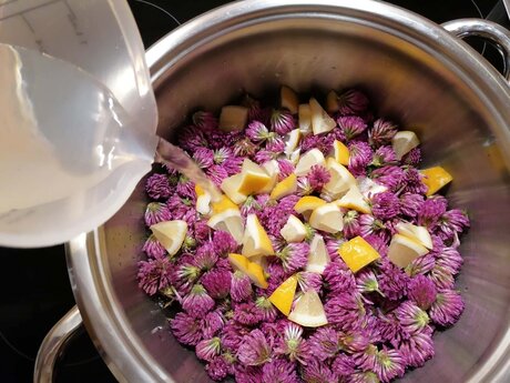 Das Sommergetränkt mit Rotkleesirup von Mike dem Küchenchef im Restaurant Leithe Wirt in der Familienregion Serfaus-Fiss-Ladis in Tirol, ist sehr erfrischend | © Serfaus-Fiss-Ladis