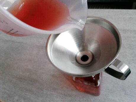 Der Rotkleesirup schmeckt besonders gut mit Quellewasser aus der Tiroler Familienregion Serfaus-Fiss-Ladis in Österreich | © Serfaus-Fiss-Ladis