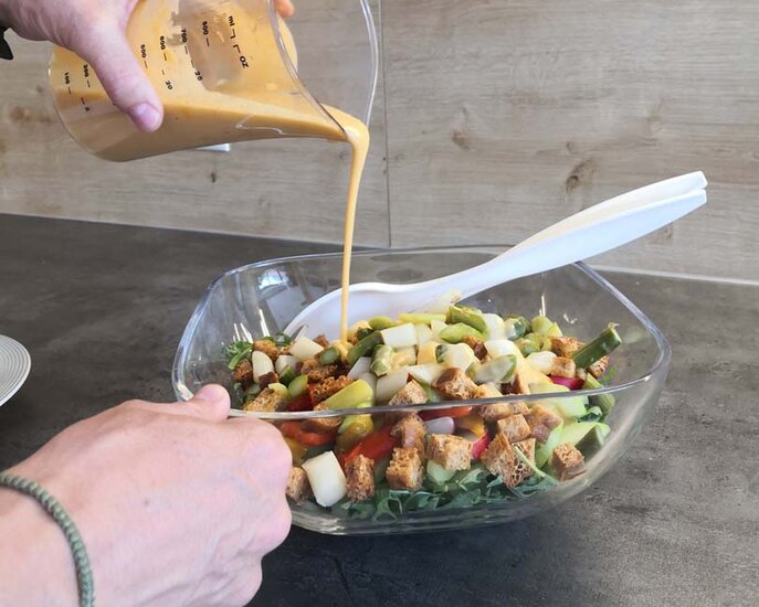 Tiroler Honig darf im Salatdressing im Rezepttipp des Restaurantleiters der Zirbenhütte in der Tiroler Familienregion Serfaus-Fiss-Ladis nicht fehlen | © Serfaus-Fiss-Ladis