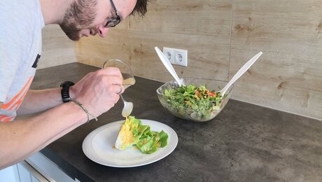 Der leichte Sommersalat vom Restaurantleiter der Zirbenhütte in der Familienregion Serfaus-Fiss-Ladis ist nachhaltig und schnell nachgekocht | © Serfaus-Fiss-Ladis