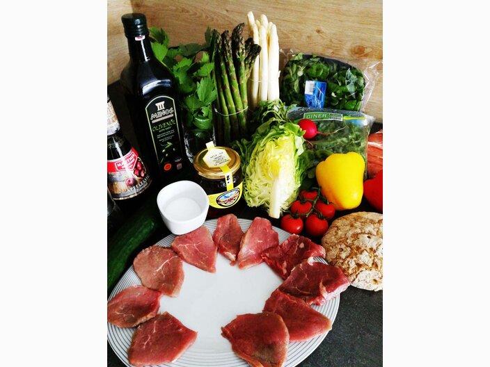 Philipp Kaschutnig, Restaurantleiter der Zirbenhütte in der Familienhochburg Serfaus-Fiss-Ladis in Tirol, bereitet ein leichtes, schnelles und gesundes Sommergericht zu | © Serfaus-Fiss-Ladis