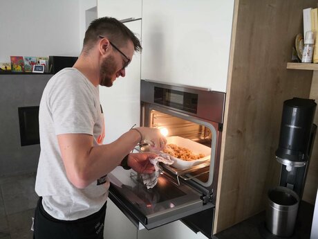 Ein Tiroler Vinschgerl vom Vortag darf im Rezepttipp von Restauraleiter Philipp Kaschutnig in der familienfreundlichen Urlaubsregion in Tirol nicht fehlen | © Serfaus-Fiss-Ladis