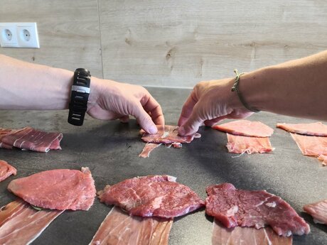 Philipp Kaschutnig von der Zirbenhütte in der Familienregion Serfaus-Fiss-Ladis bereitet einen schnellen Sommersalat mit Kalbsschnitzel und Liebstöckel zu | © Serfaus-Fiss-Ladis