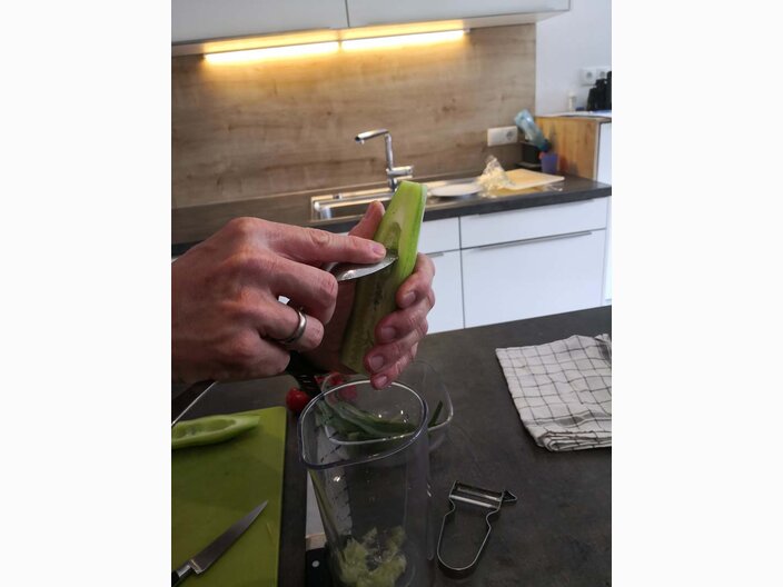 Eine Tiroler Feldgurke kommt in den Sommersalat von Restaurantleiter Philipp von der Zirbenhütte in der Familienregion Serfaus-Fiss-Ladis in Tirol hinein | © Serfaus-Fiss-Ladis