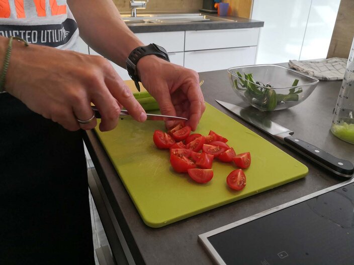 Auch frische Tomaten kommen in den Sommersalat von Restaurantleiter Philipp von der Zirbenhütte in der Familienregion Serfaus-Fiss-Ladis in Tirol hinein | © Serfaus-Fiss-Ladis