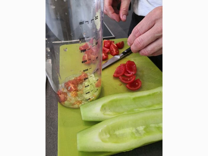 Das Salatdressing von Restaurantleiter der Zirbenhütte in der Familienregion Serfaus-Fiss-Ladis beinhaltet Tiroler Honig und regionales Gemüse | © Serfaus-Fiss-Ladis