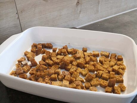 Croutons vom Tiroler Vinschgerl vom Vortag darf im Sommersalat von Restauraleiter Philipp Kaschutnig in der familienfreundlichen Urlaubsregion in Tirol nicht fehlen | © Serfaus-Fiss-Ladis