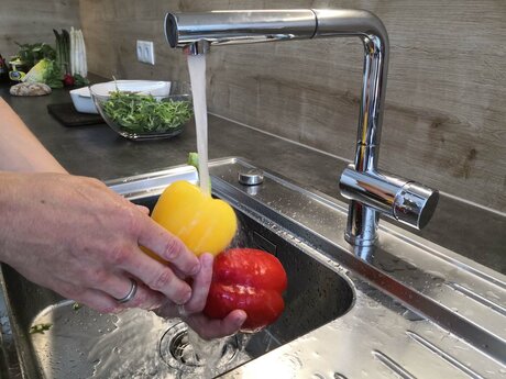 Philipp, Restaurantleiter der Zirbenhütte in der familienfreundlichen Urlaubsregion Serfaus-Fiss-Ladis in Tirol, kocht einen Sommersalat mit Kalbsschnitzel für uns | © Serfaus-Fiss-Ladis