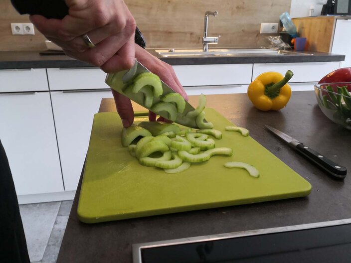 Eine Tiroler Feldgurke kommt in den Sommersalat von Restaurantleiter Philipp von der Zirbenhütte in der Familienregion Serfaus-Fiss-Ladis in Tirol hinein | © Serfaus-Fiss-Ladis