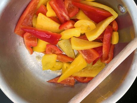 Philipp, Restaurantleiter der Zirbenhütte in der familienfreundlichen Urlaubsregion Serfaus-Fiss-Ladis in Tirol, kocht einen Sommersalat mit Kalbsschnitzel und Paprika | © Serfaus-Fiss-Ladis