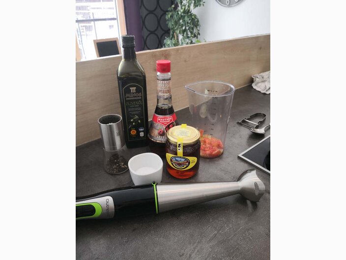 Tiroler Honig darf im Salatdressing im Rezepttipp des Restaurantleiters der Zirbenhütte in der Tiroler Familienregion Serfaus-Fiss-Ladis nicht fehlen | © Serfaus-Fiss-Ladis