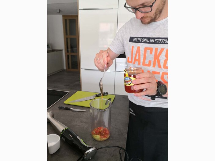 Tiroler Honig darf im Salatdressing im Rezepttipp des Restaurantleiters der Zirbenhütte in der Tiroler Familienregion Serfaus-Fiss-Ladis nicht fehlen | © Serfaus-Fiss-Ladis